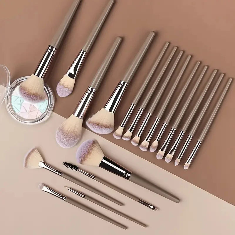 Soft Synthetic Makeup Brush Set For Face And Eyes